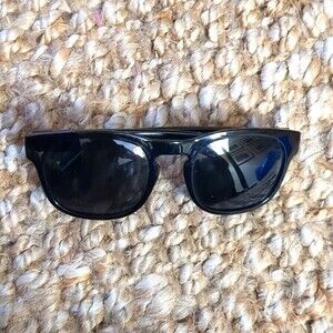 Kreedom Ripley Sunglasses flaw missing silver logo left side